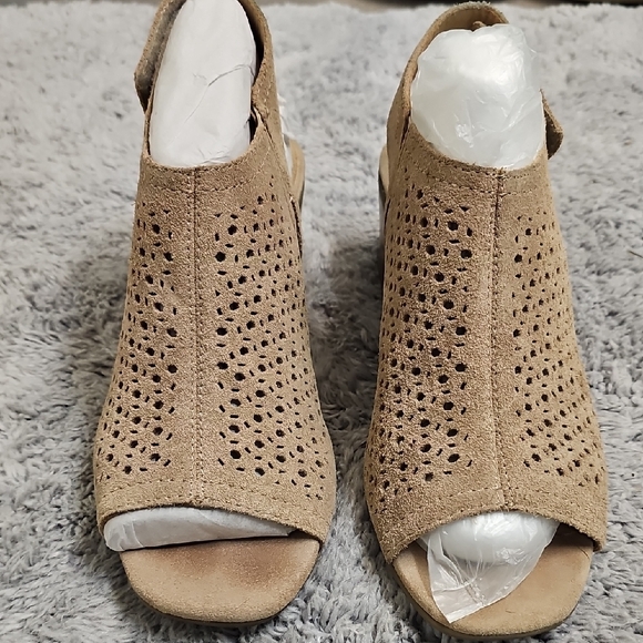 Elegant Tan Peep-Toe Mules - Picture 2 of 7
